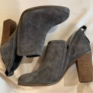 Vince Camuto Francis cut out suede ankle boot size 7.5 dark grey gorgeous boots!